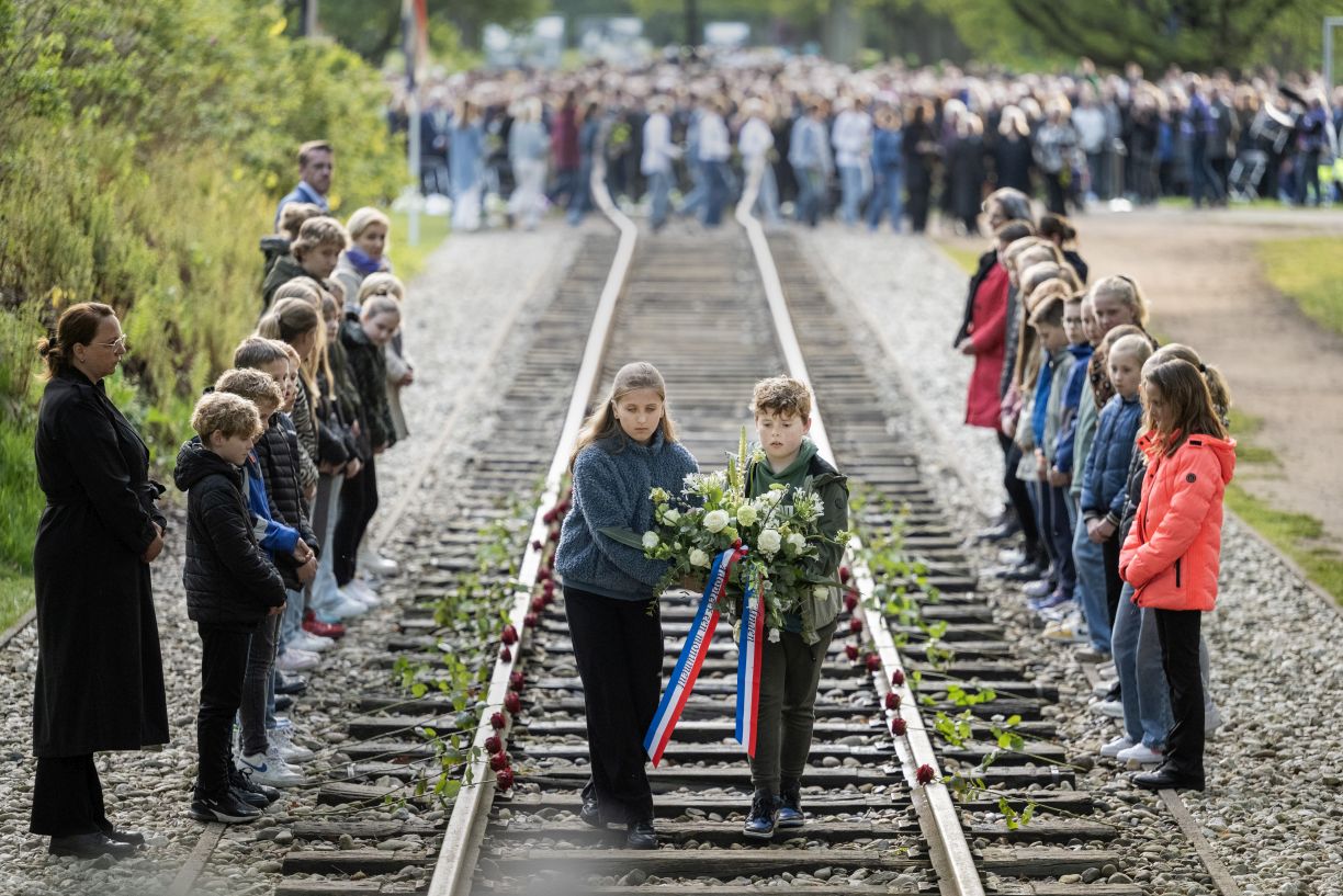 'Het is een wonder dat ik hier sta' - Dodenherdenking Nationaal Monument Westerbork