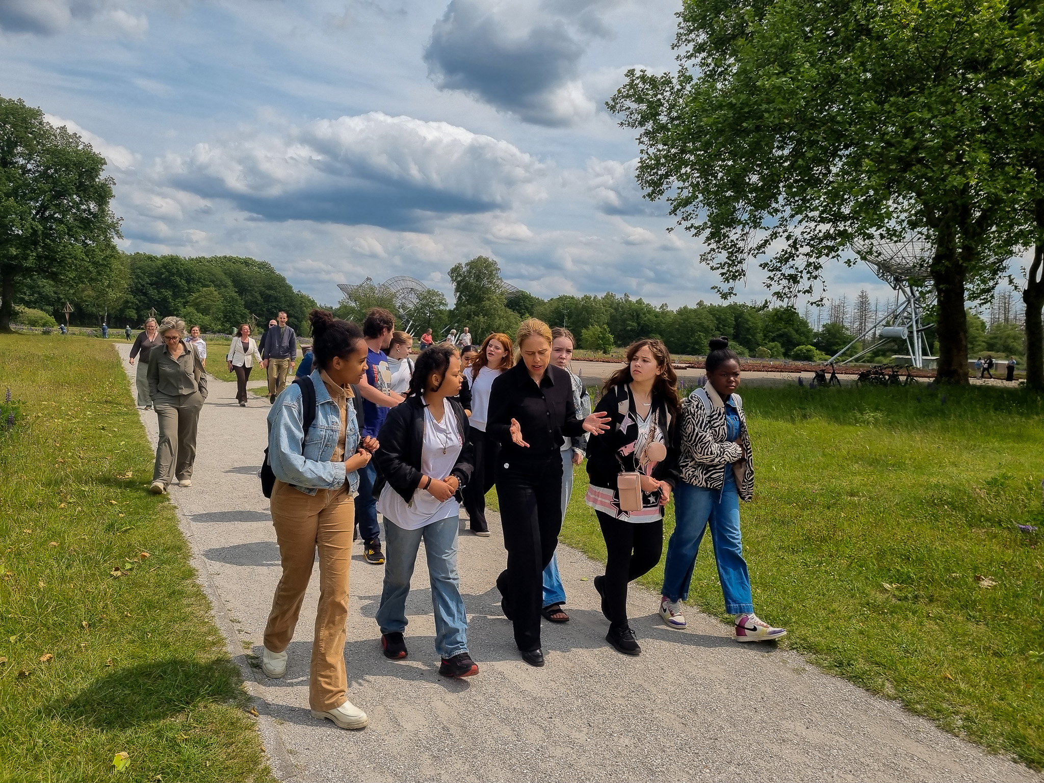 Burgemeester Schouten bezoekt samen met Rotterdamse leerlingen kamp Westerbork